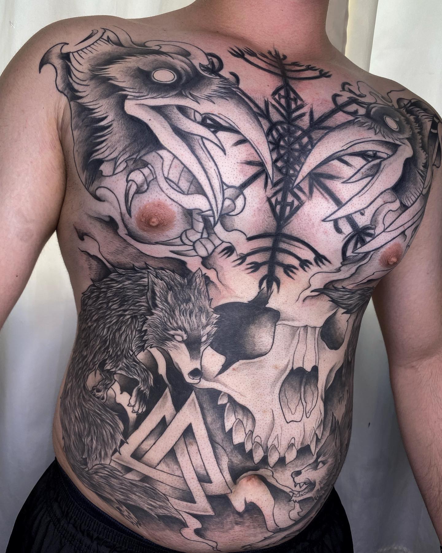 Tatuaż kruków na całym ciele