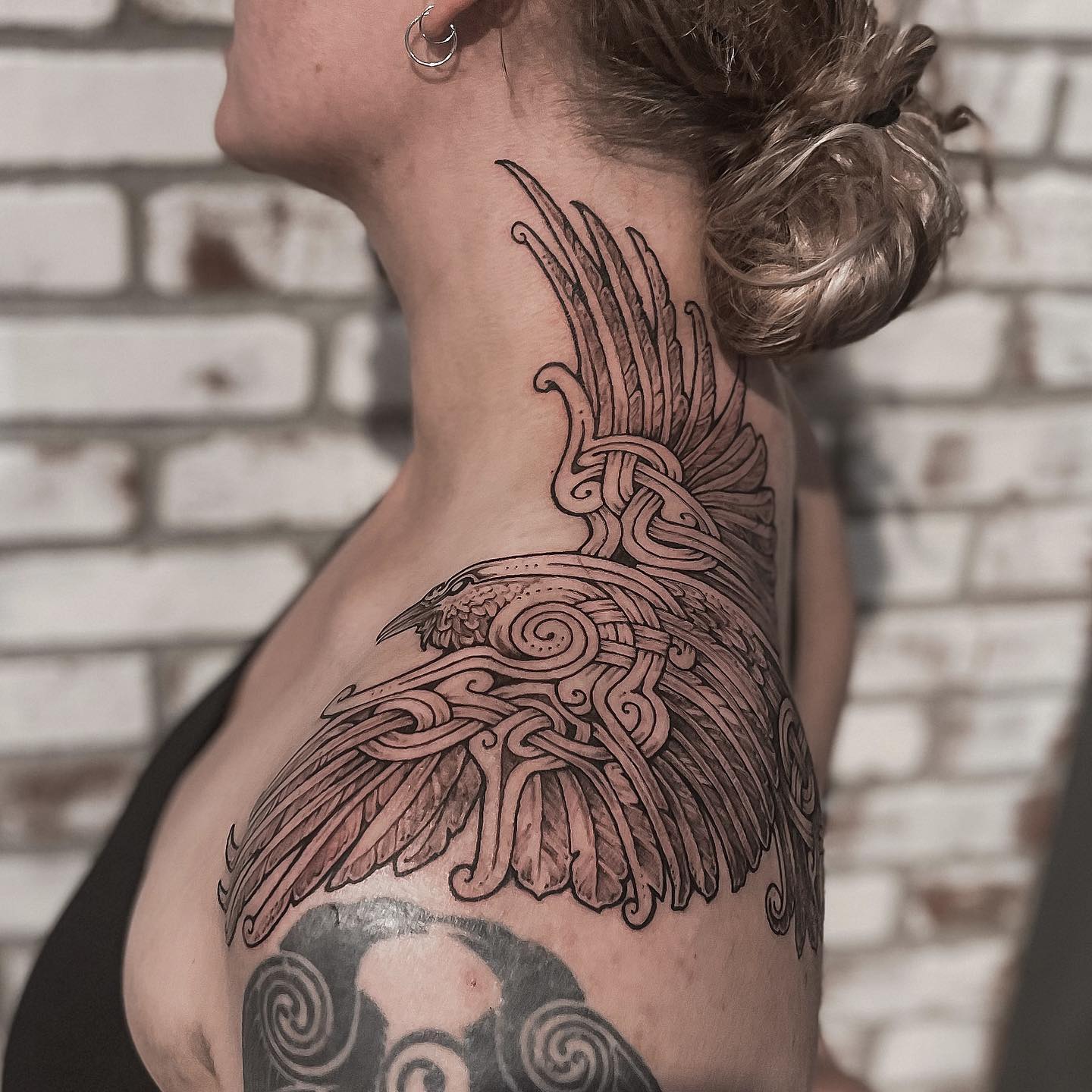 Nordisches Raben-Tattoo auf der Schulter