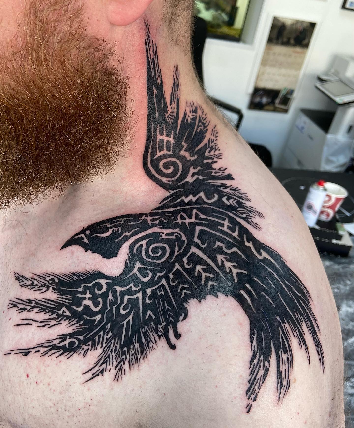Этническая скандинавская татуировка с вороном