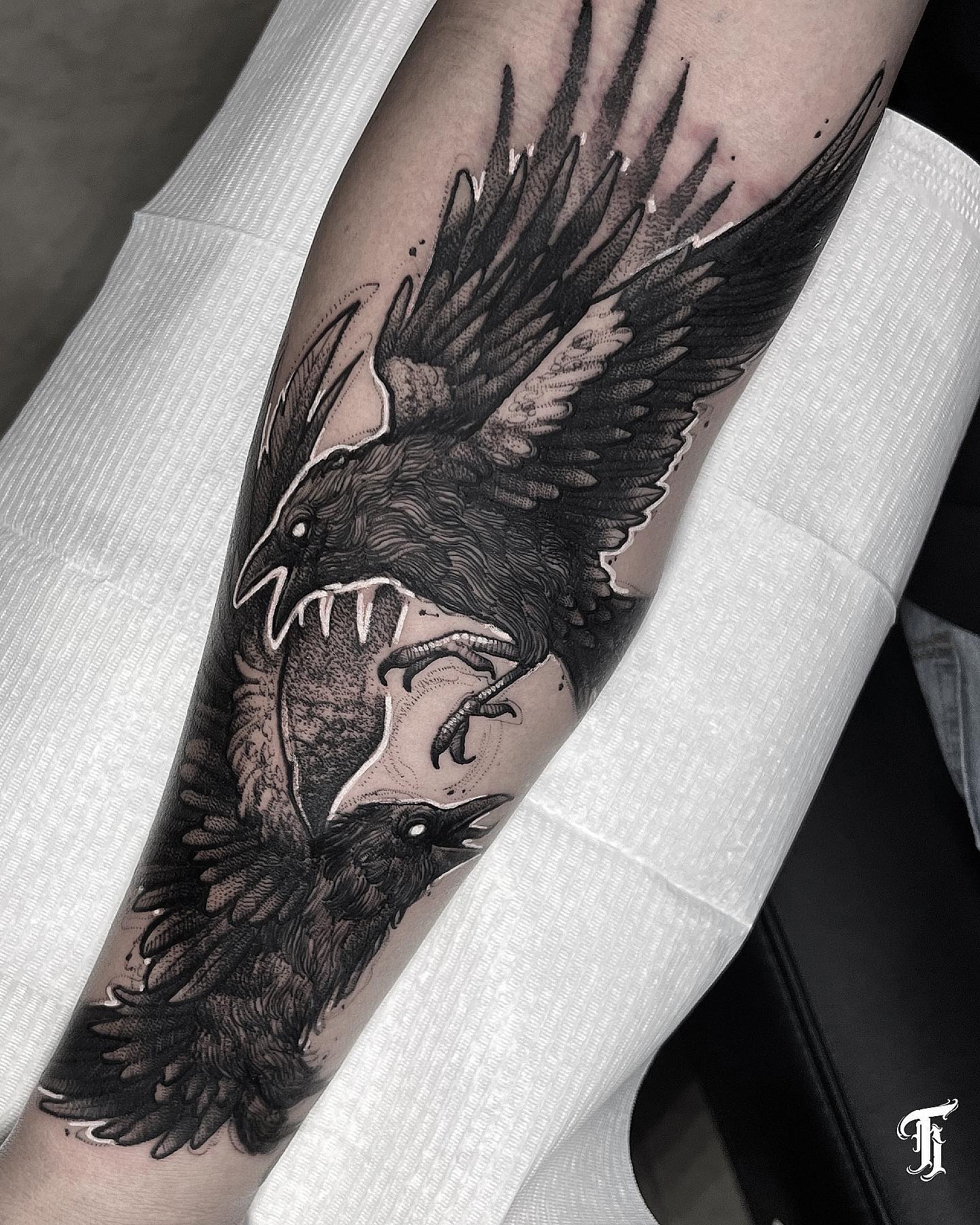 Реалистичная скандинавская татуировка ворона