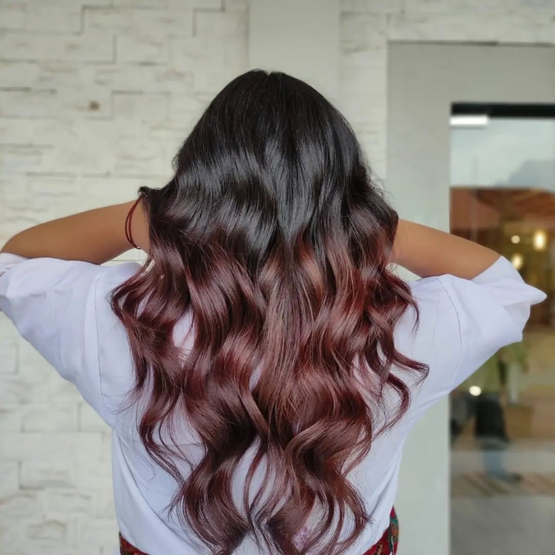 Коричнево-вишневый цвет волос