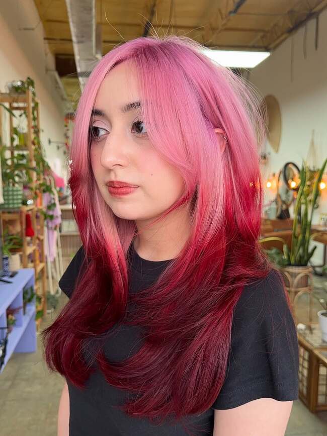 Sanfter Übergang von hellem Rosa zu dunklem Bordeaux auf langen glatten Haaren