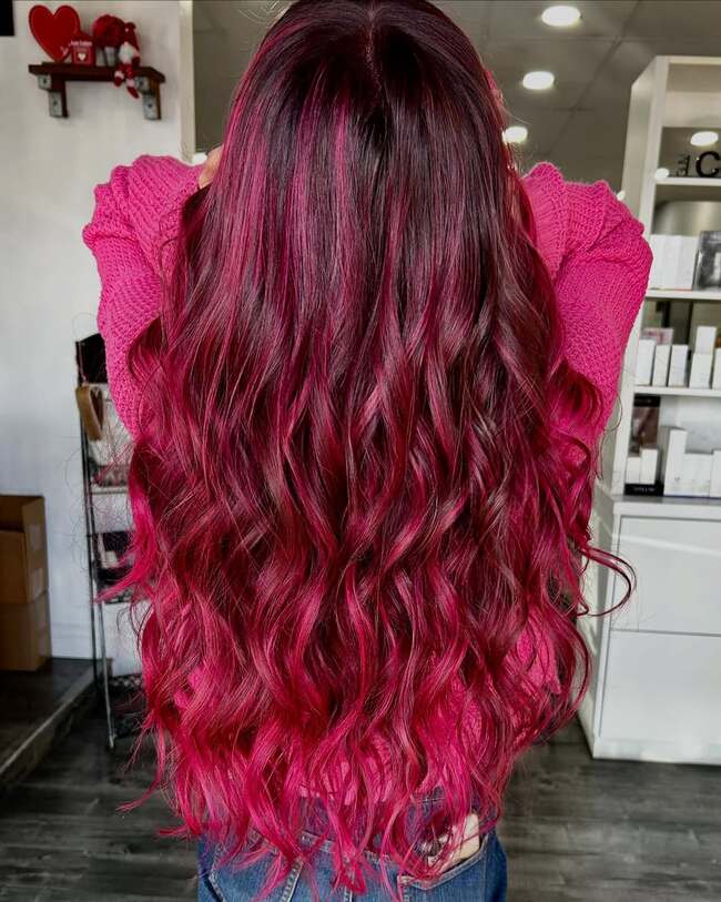 Lange wellige Haare in himbeer-rosa Farbton