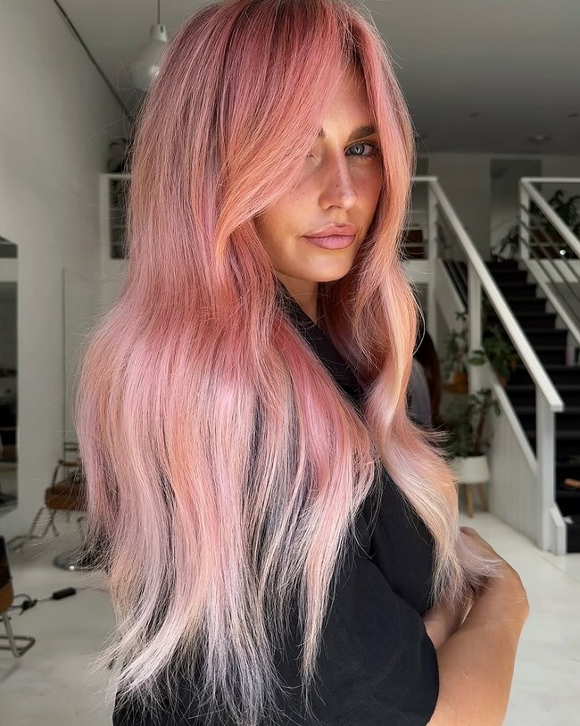 Lange rosa Haare mit Ombré-Effekt und weicher seitlicher Frisur