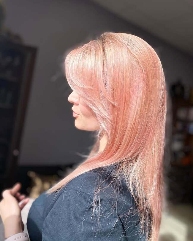 Glatte rosa Haare mit zartem Schimmer und verlängerter Form mit Volumen