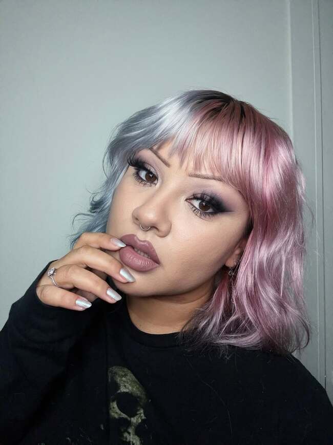Bob mit geradem Pony, hälftig rosa und hälftig platinblond gefärbt