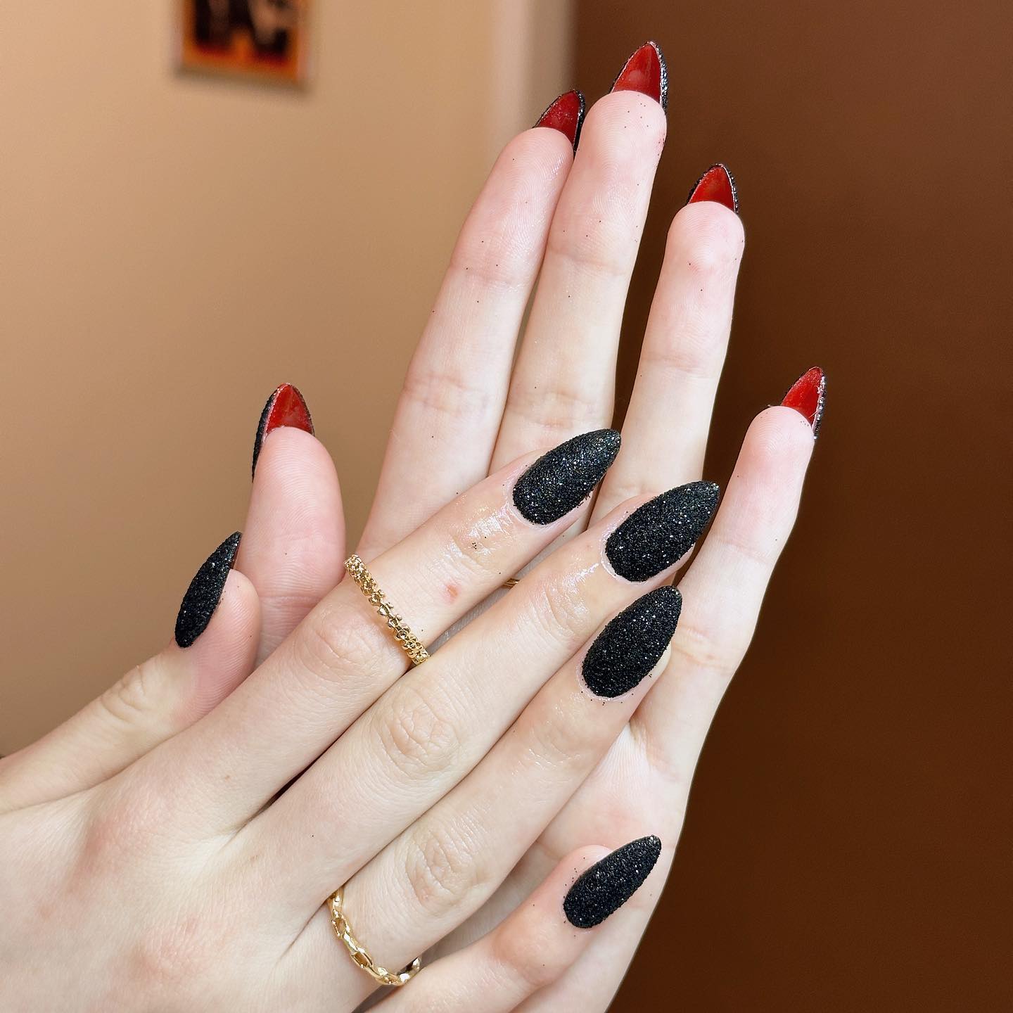 Rotes Gesäß und schwarze Nägel