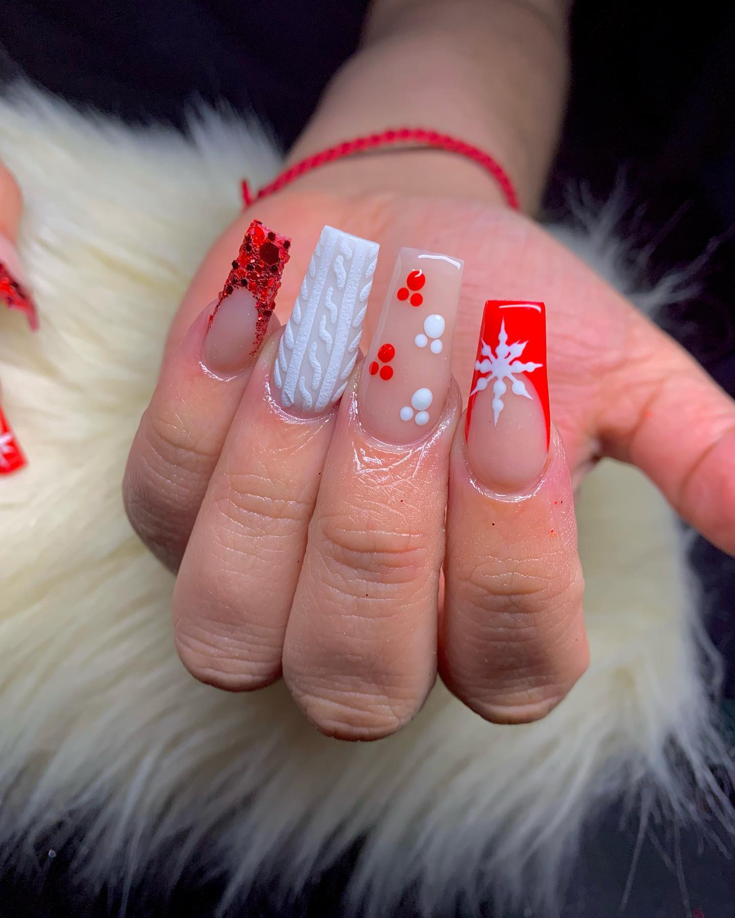 Czerwone i białe świąteczne paznokcie
