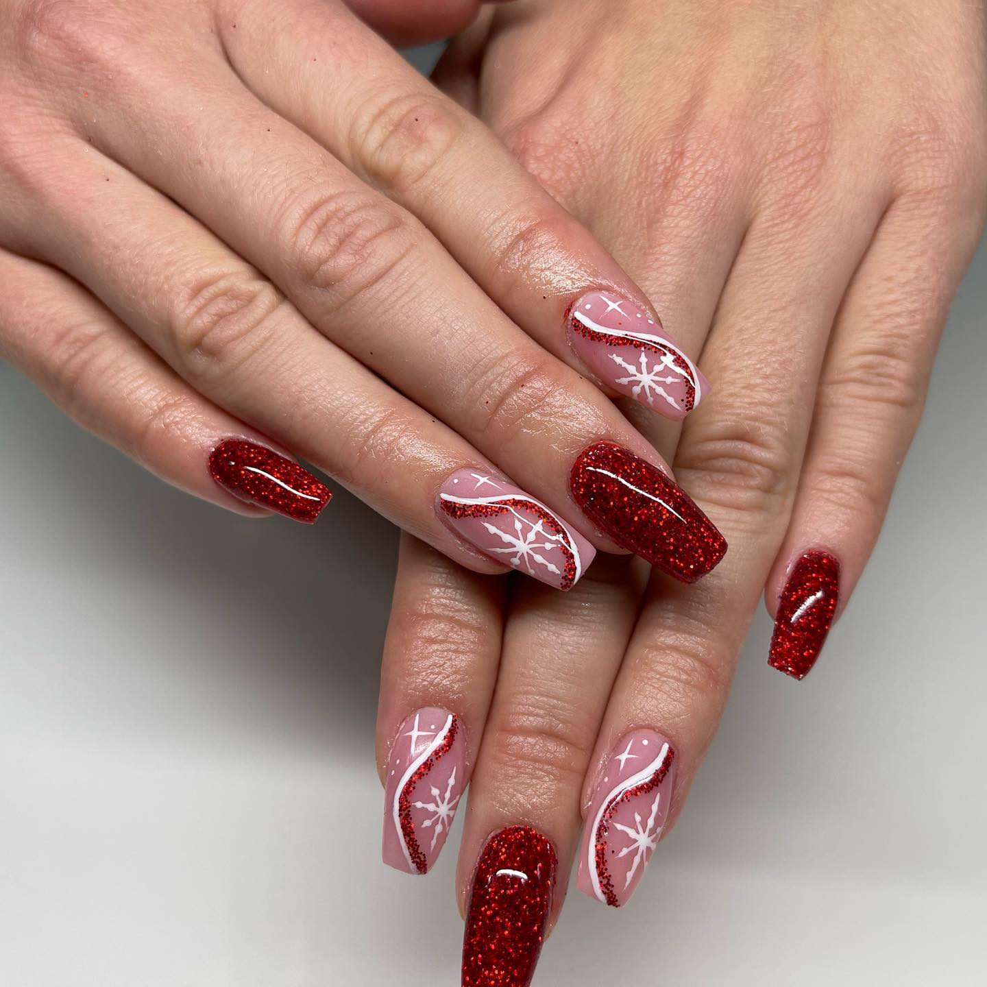 Czerwone i różowe świąteczne paznokcie