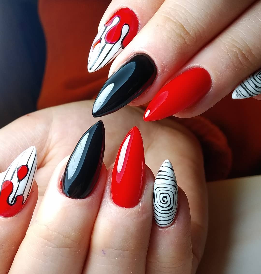 Rote und schwarze Nagelkunst