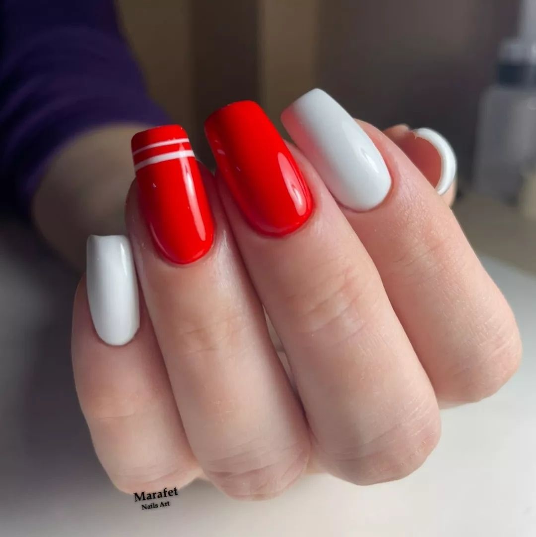 Czerwone i białe kwadratowe paznokcie