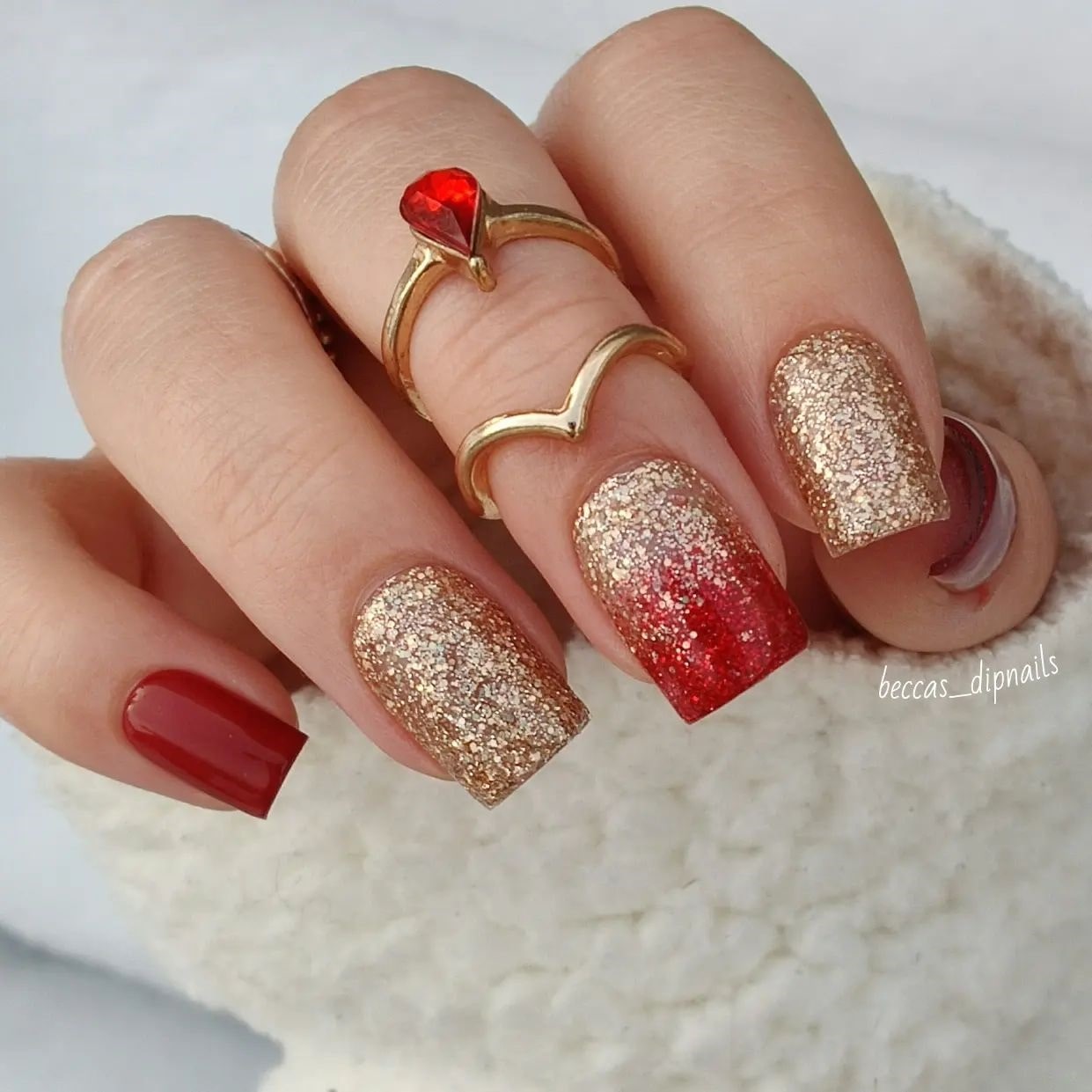 Rote und goldene kurze Nägel