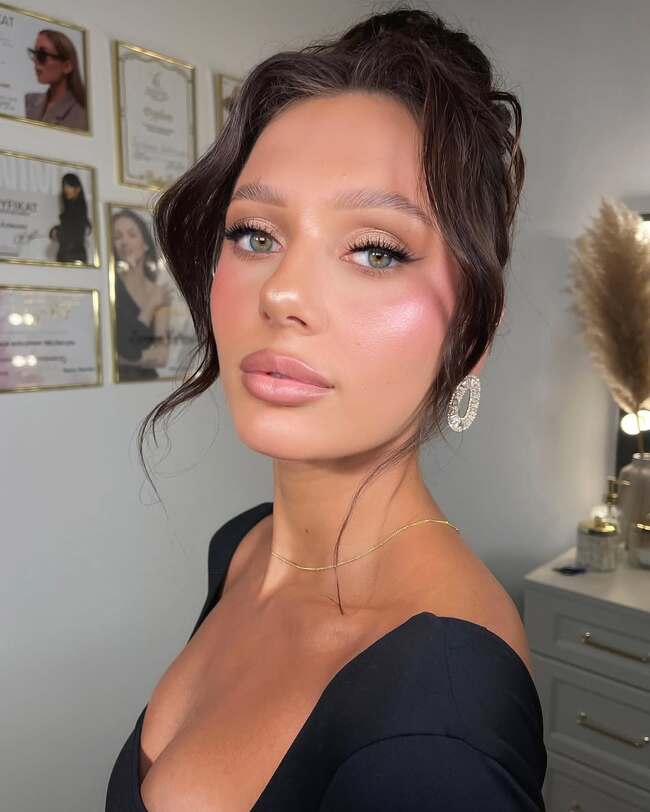 Nude makeup emphasizing brows and natural lips
