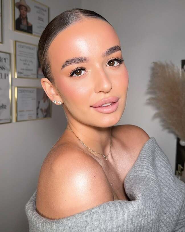 Nude makeup with radiant skin and soft pink tones on lips and cheeks