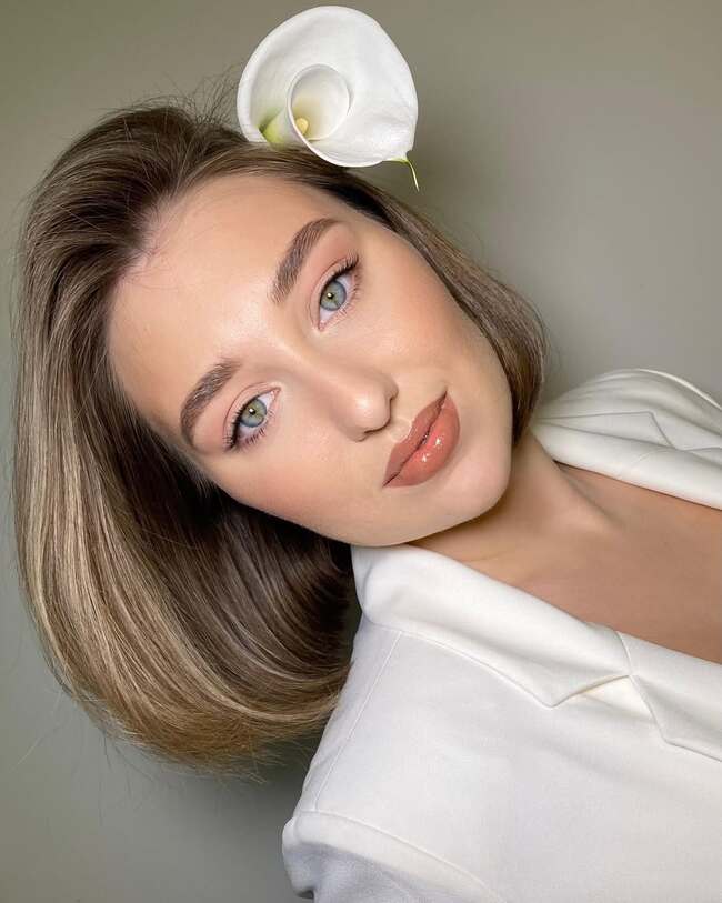 Nude makeup with glossy lips and soft eyeshadows