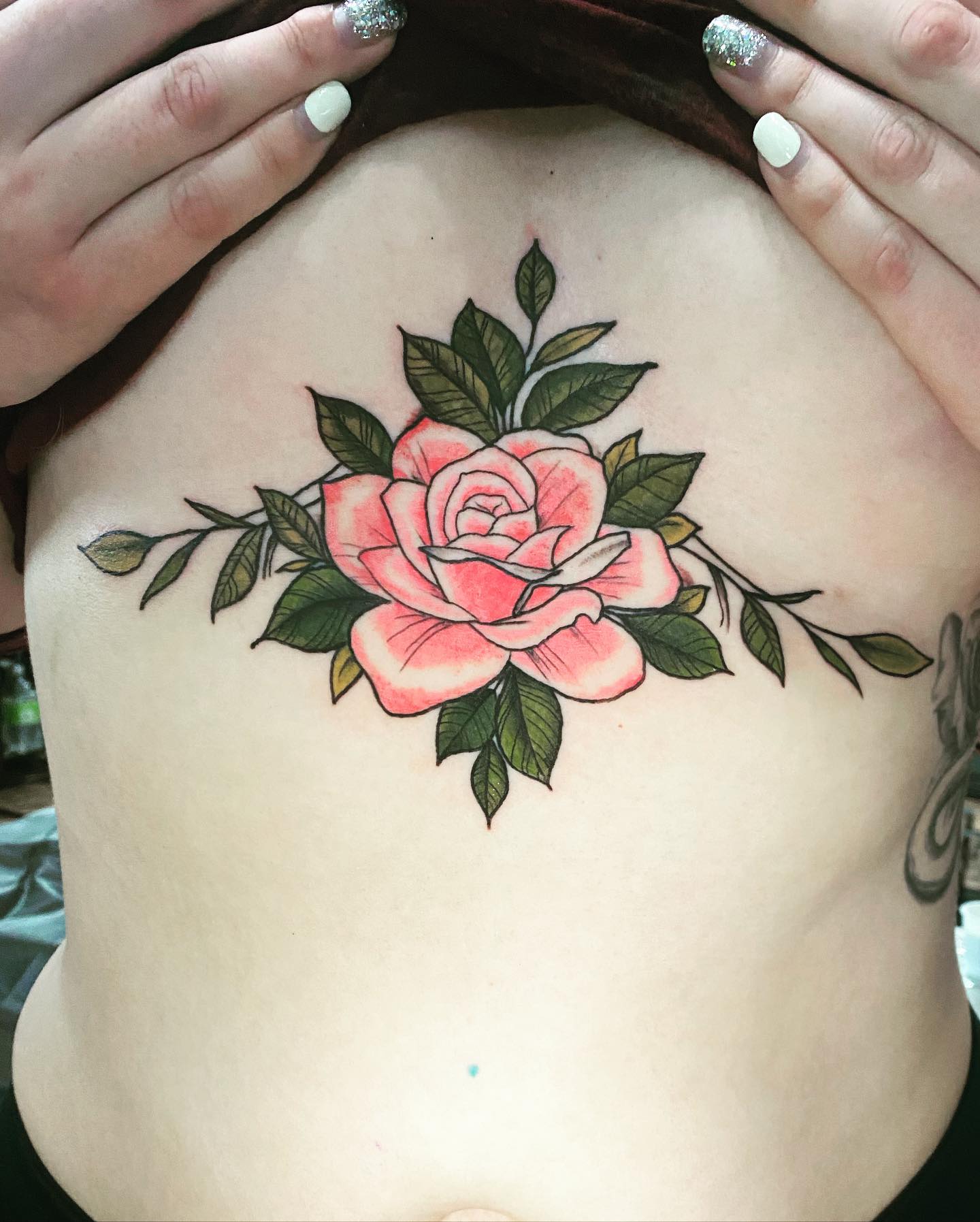 Süßes Rosen-Sternum-Tattoo