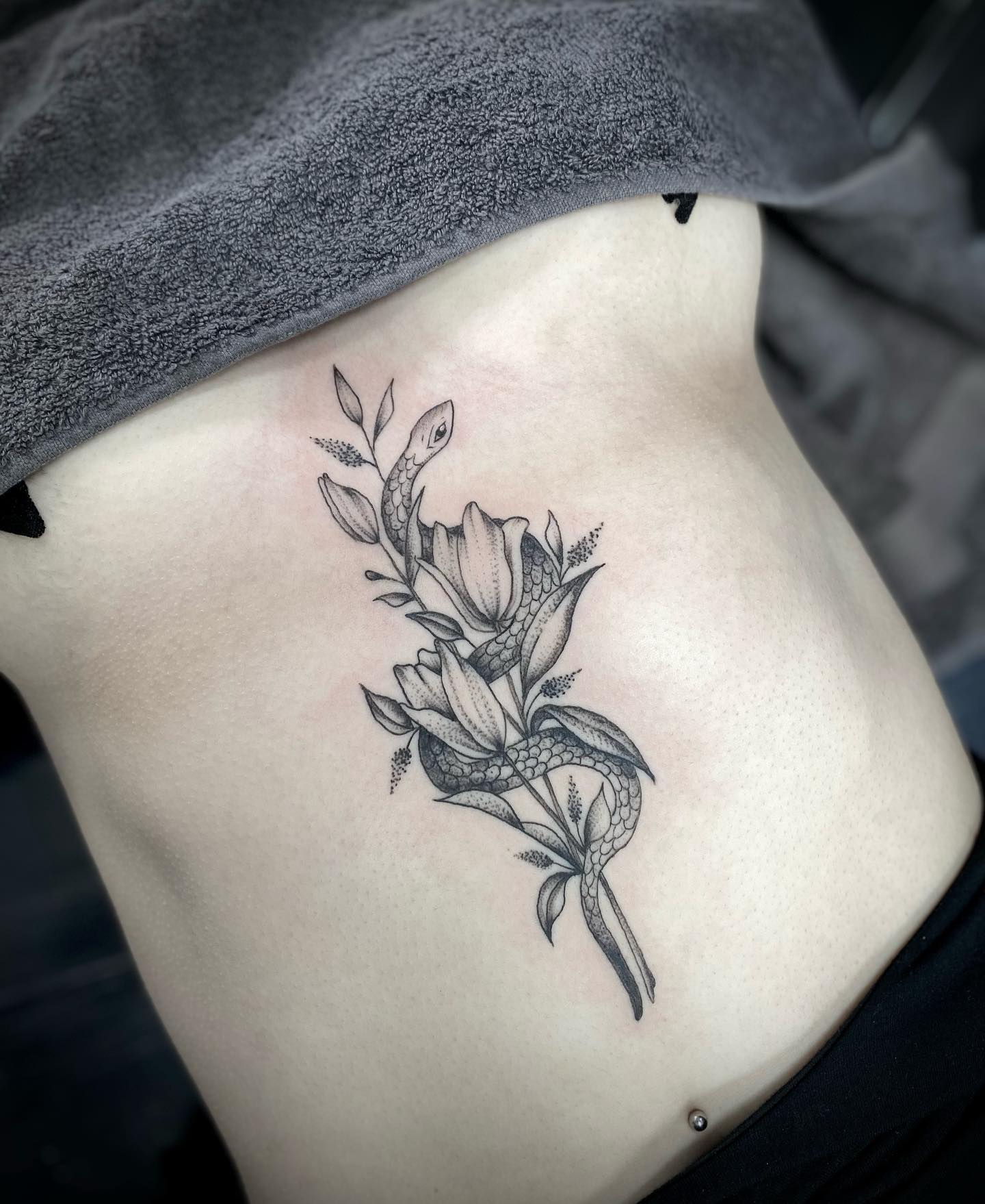 Schlangen- und Blumen-Sternum-Tattoo