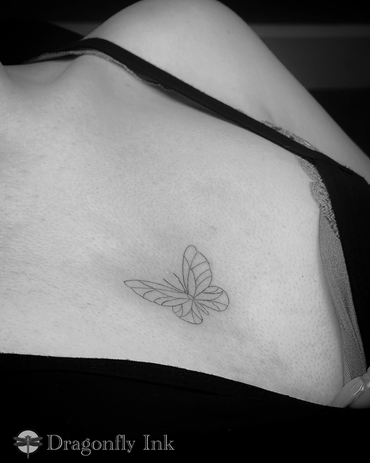 Mały tatuaż na mostku motyla