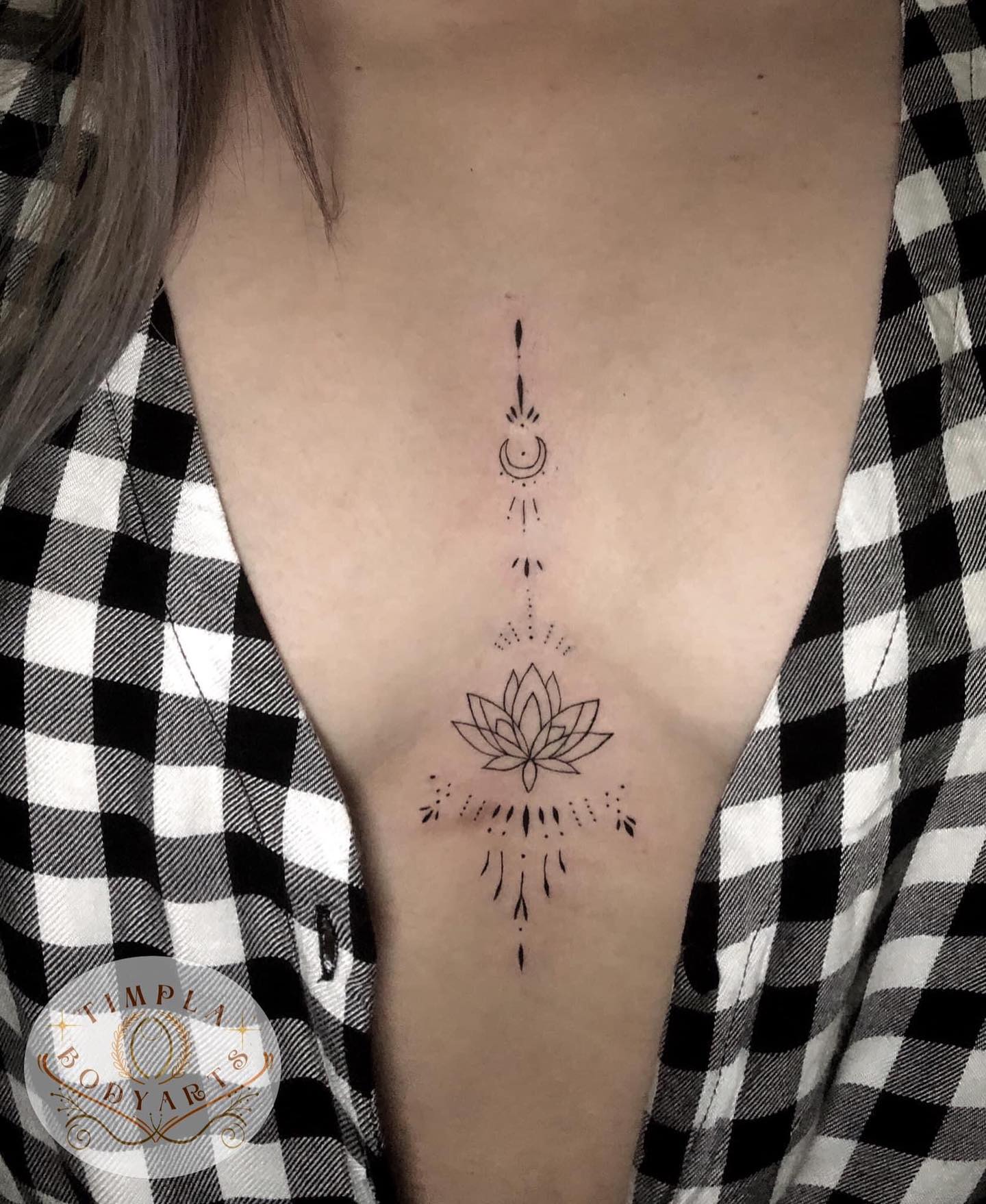 Tatuaż kwiatu lotosu mostka