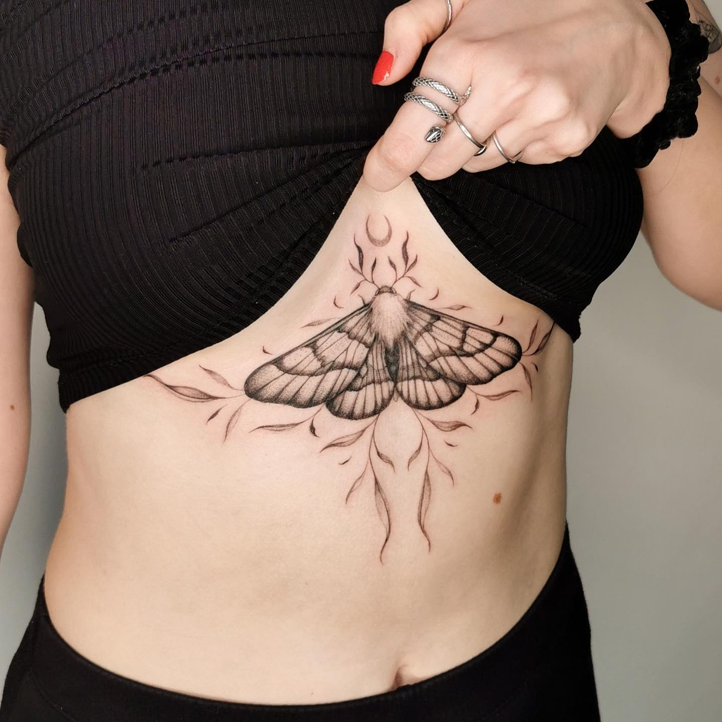 Brustbein-Tattoo der toten Motte