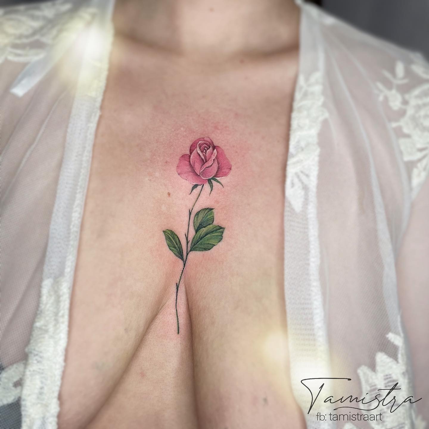 Róża z tatuażem na mostku