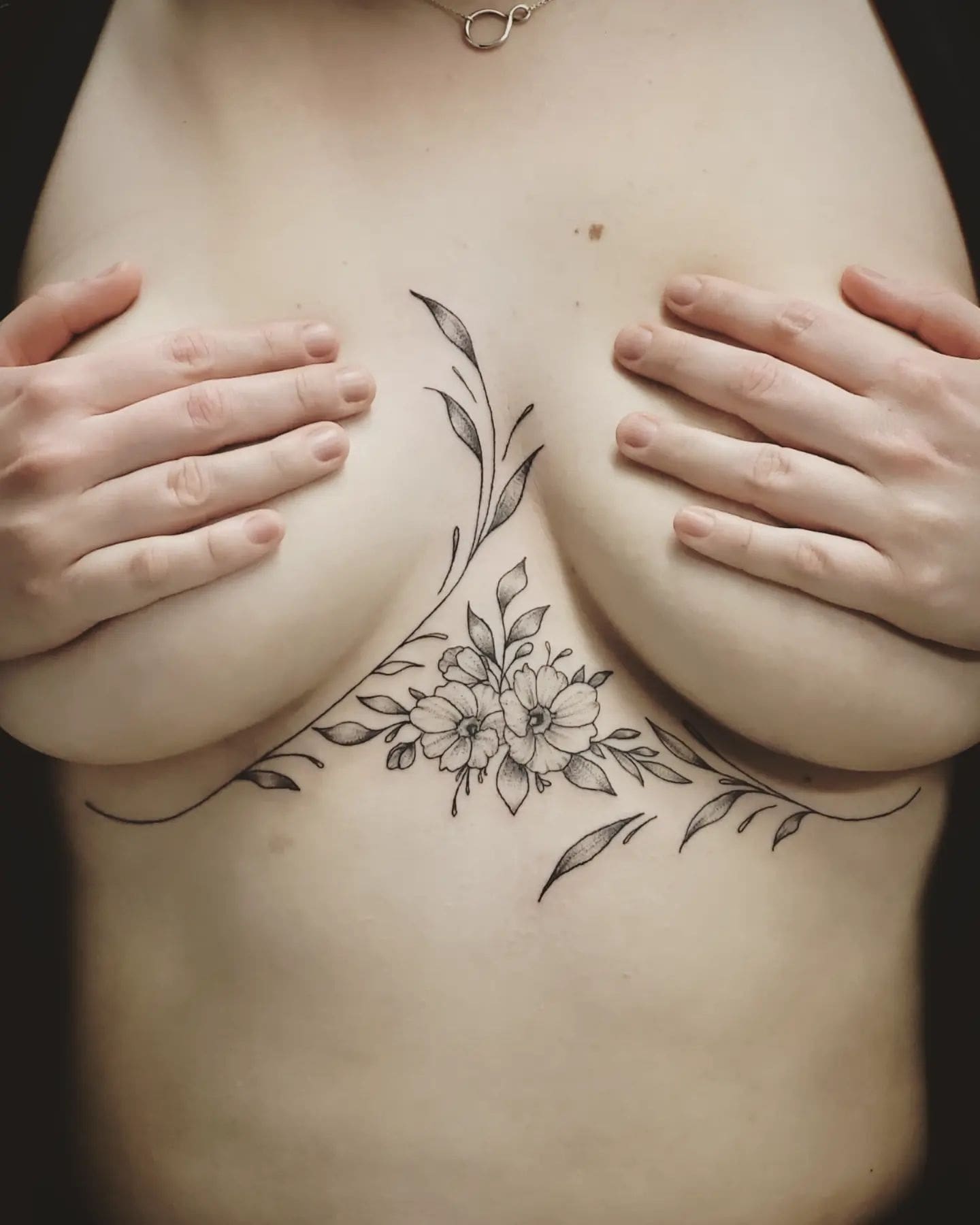 Tatuaż mostka kobiety