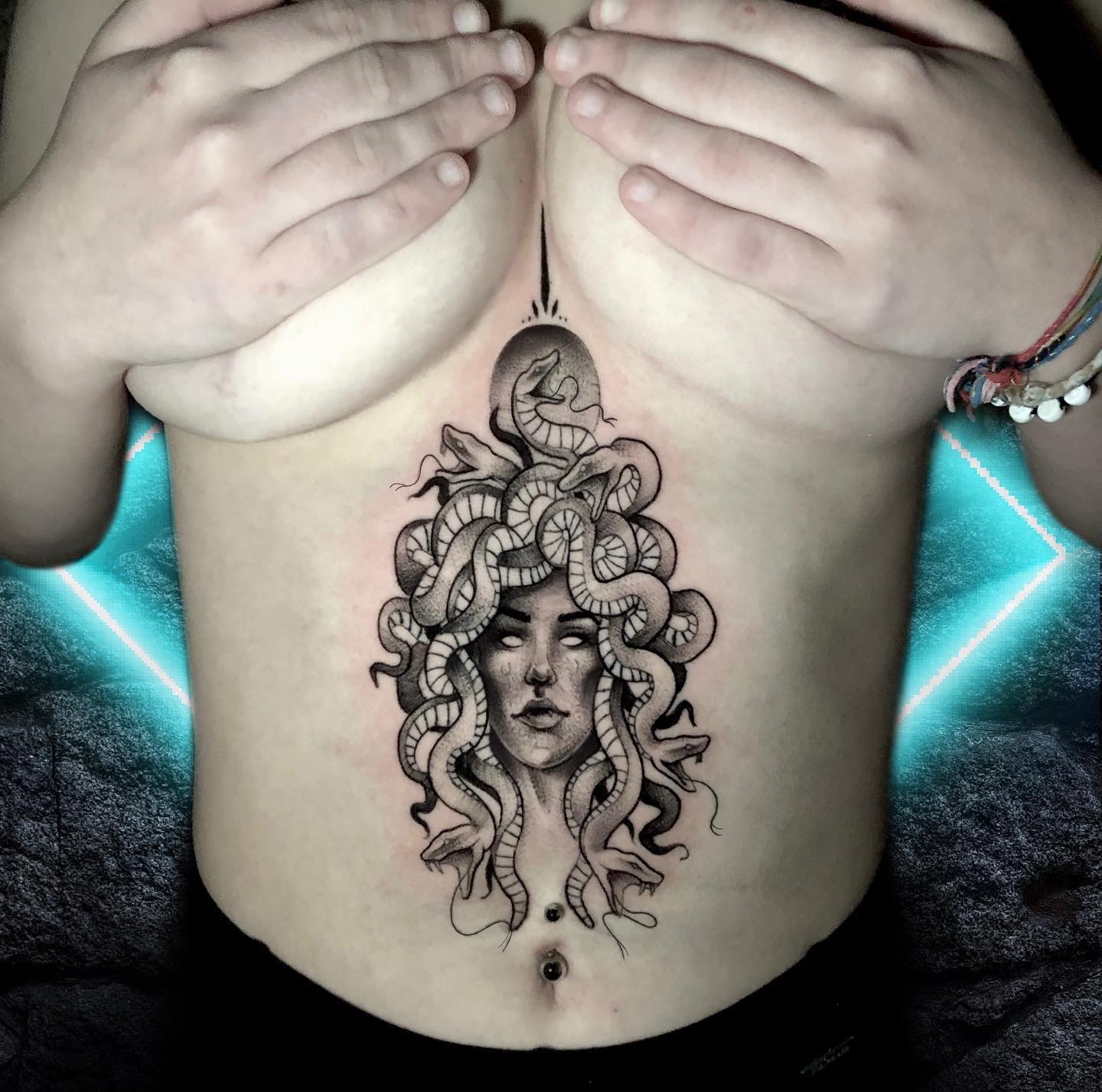 Medusa-Tattoo auf dem Brustbein