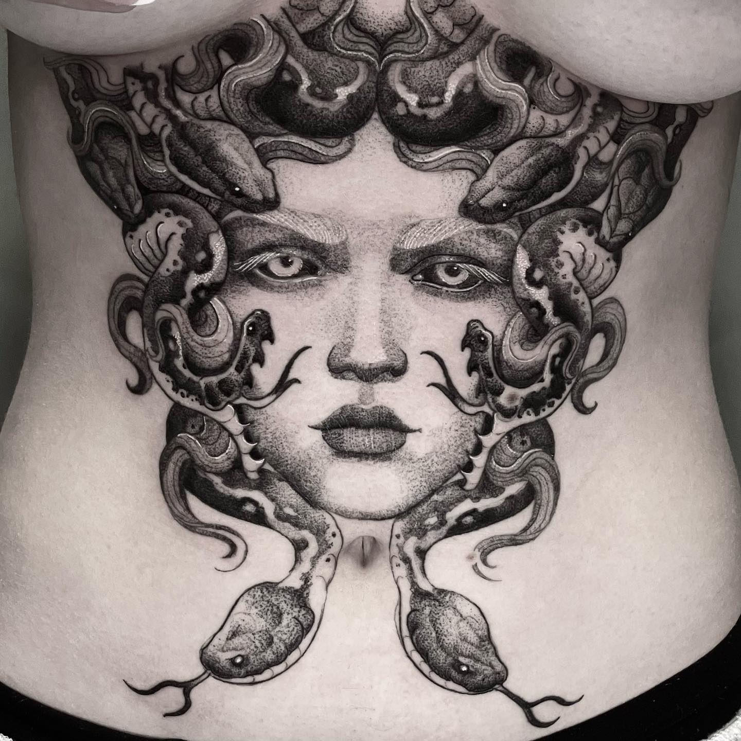 Medusa-Frauen-Sternum-Tattoo