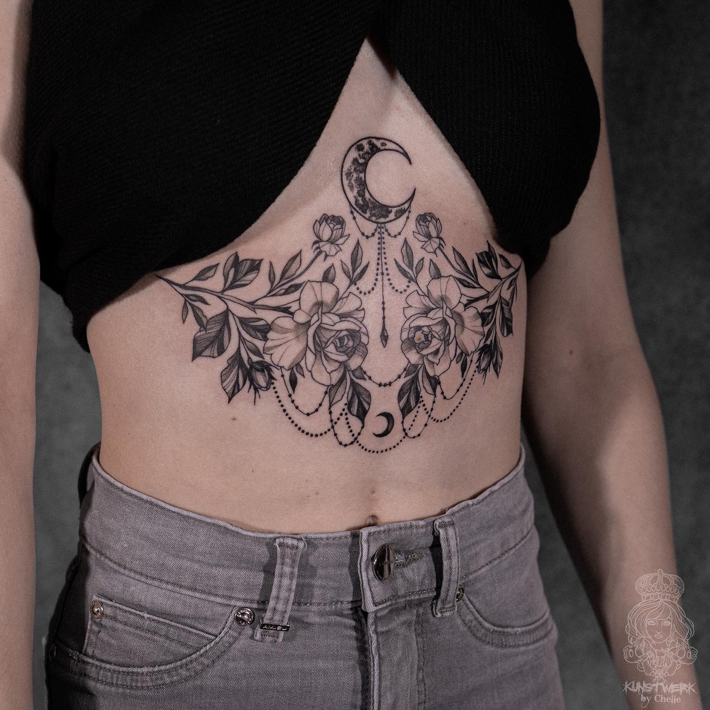 Blumen- und Mond-Sternum-Tattoo