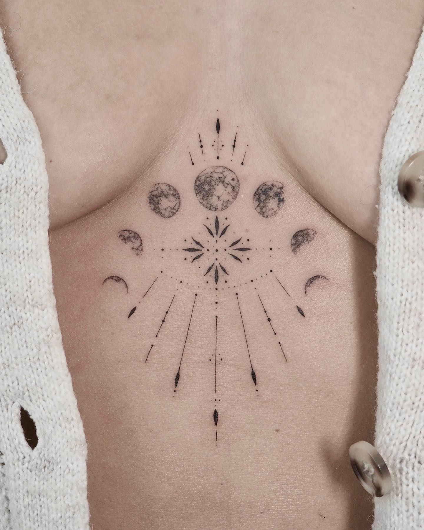Minimalistyczny tatuaż na mostku księżyca