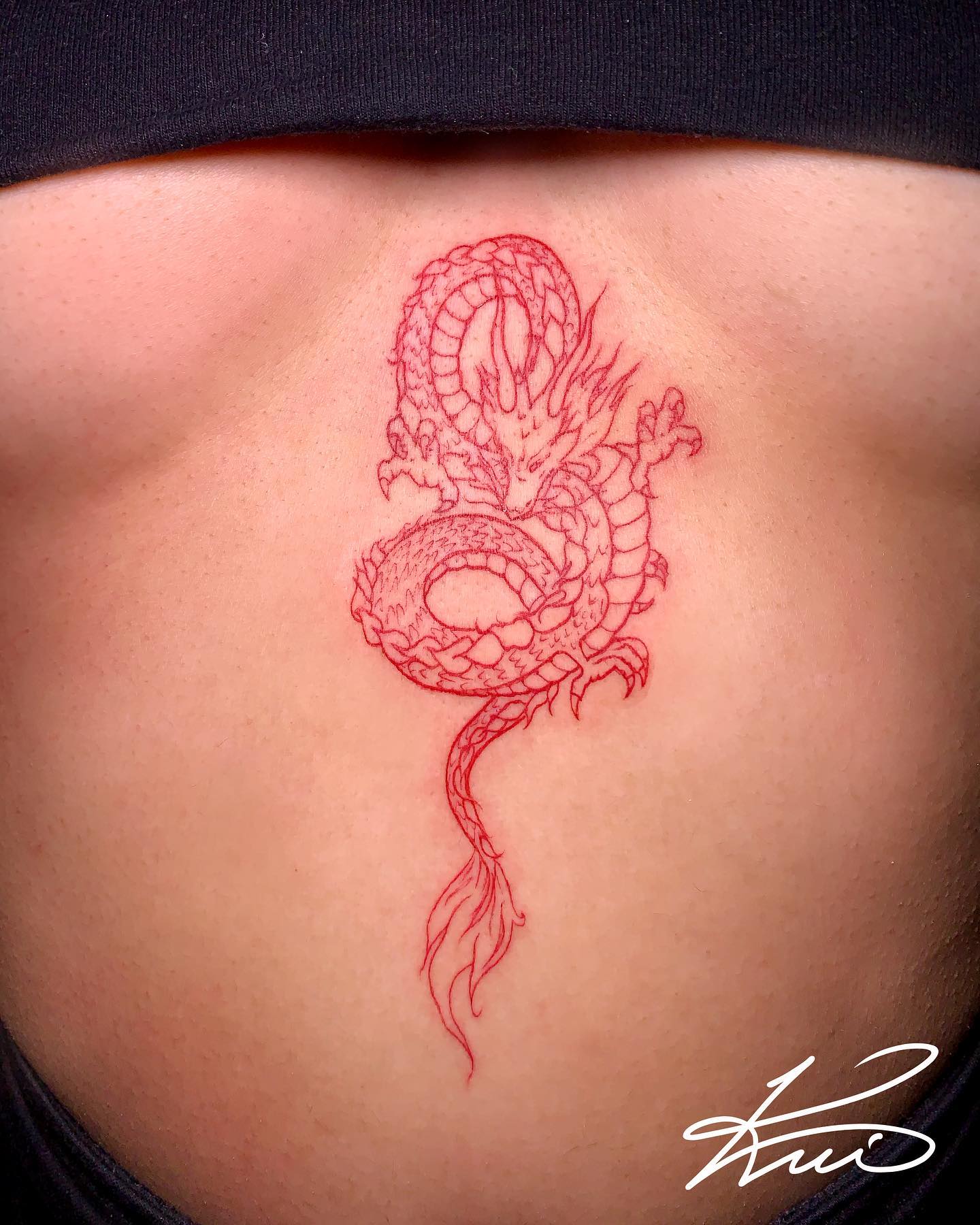 Rotes Drachen-Sternum-Tattoo