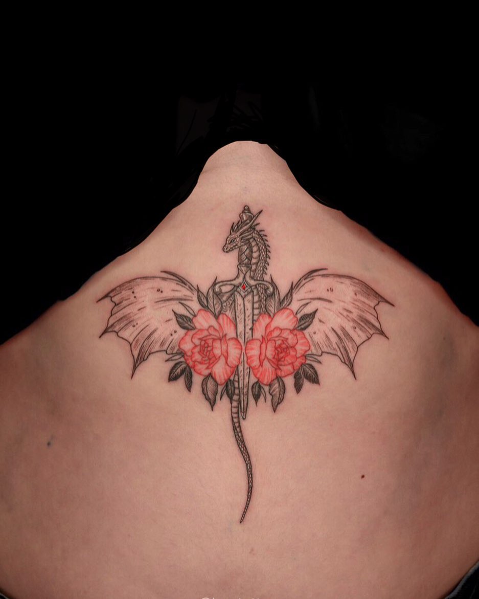 Kleines Drachen-Sternum-Tattoo