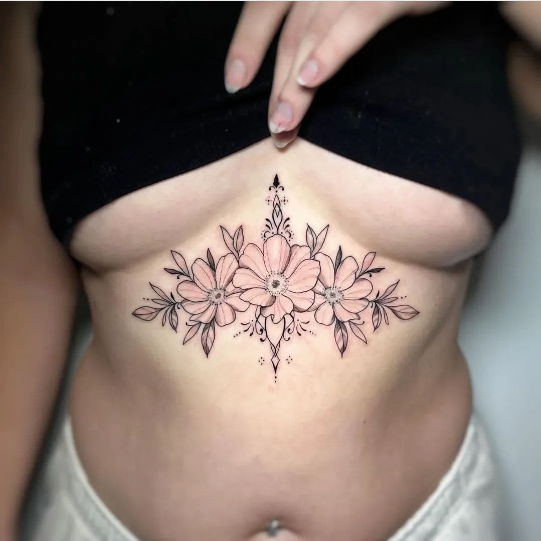 Unikalny tatuaż na mostku z kwiatami
