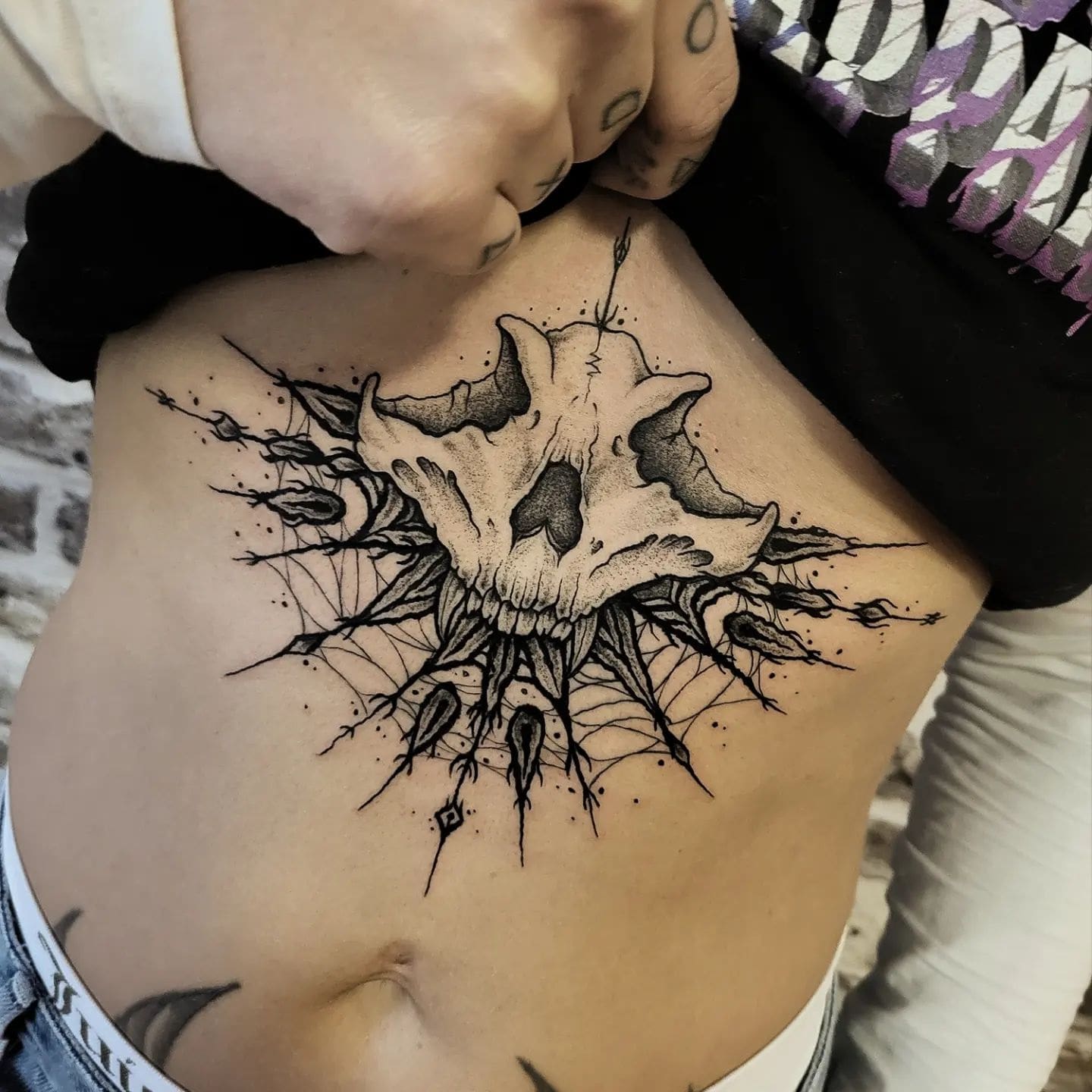 Brustbein-Schädel-Tattoo