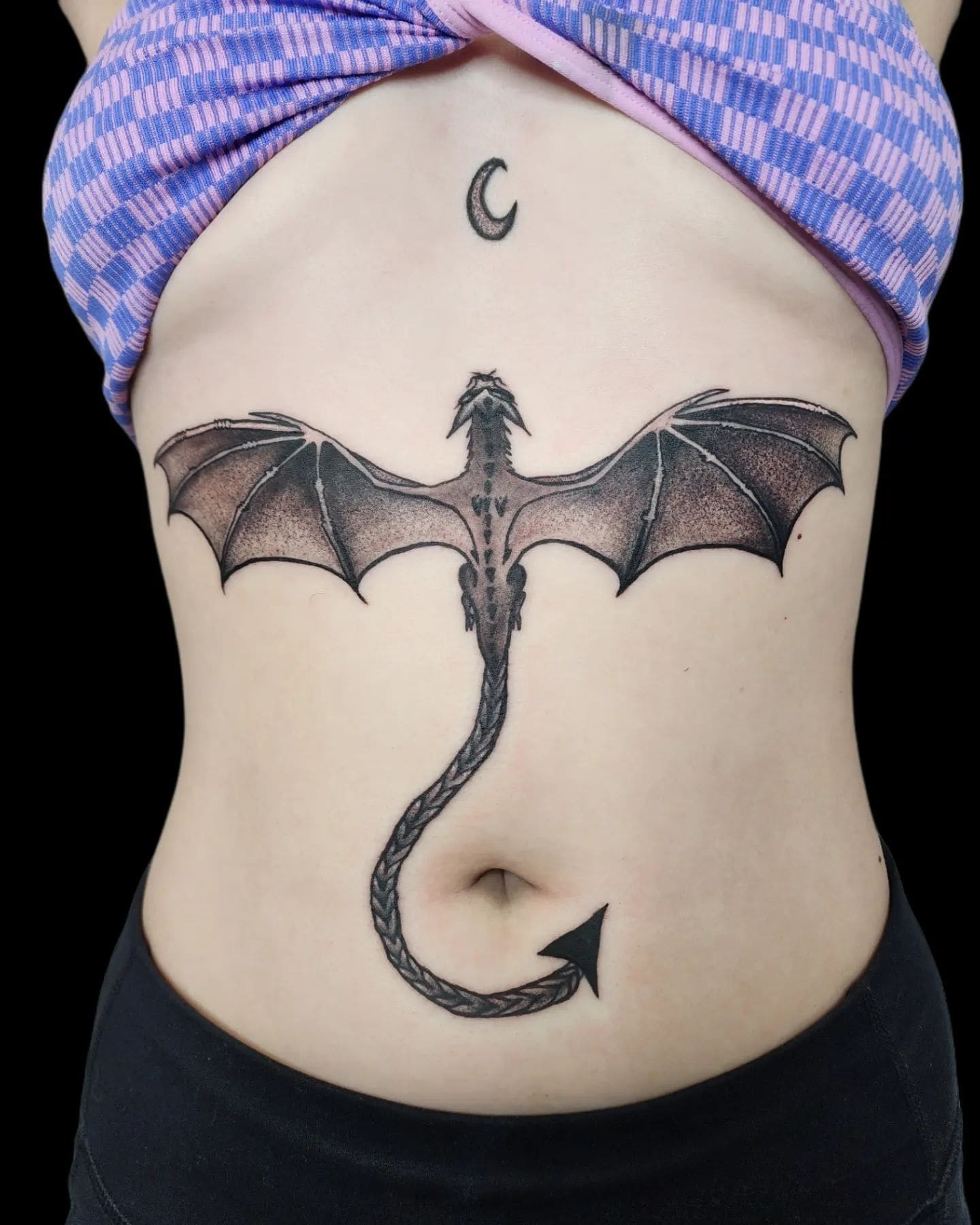 Fliegendes Drachen-Sternum-Tattoo
