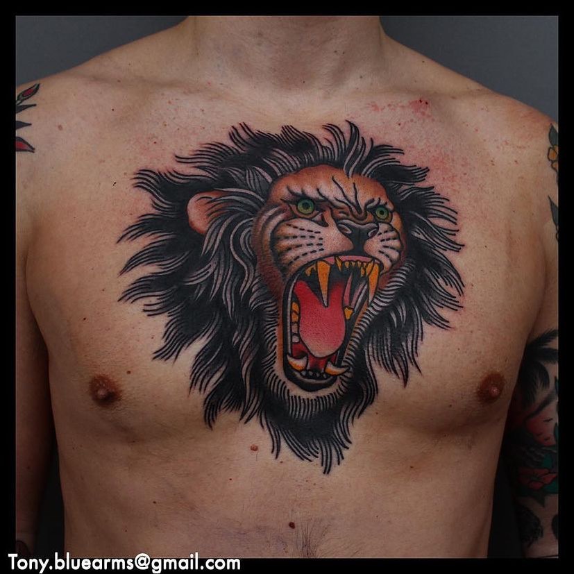 Traditionelles Löwen-Sternum-Tattoo