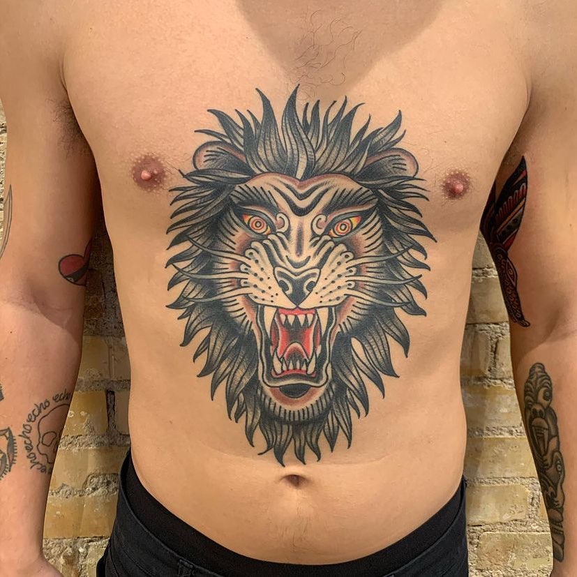 Löwen-Sternum-Tattoo