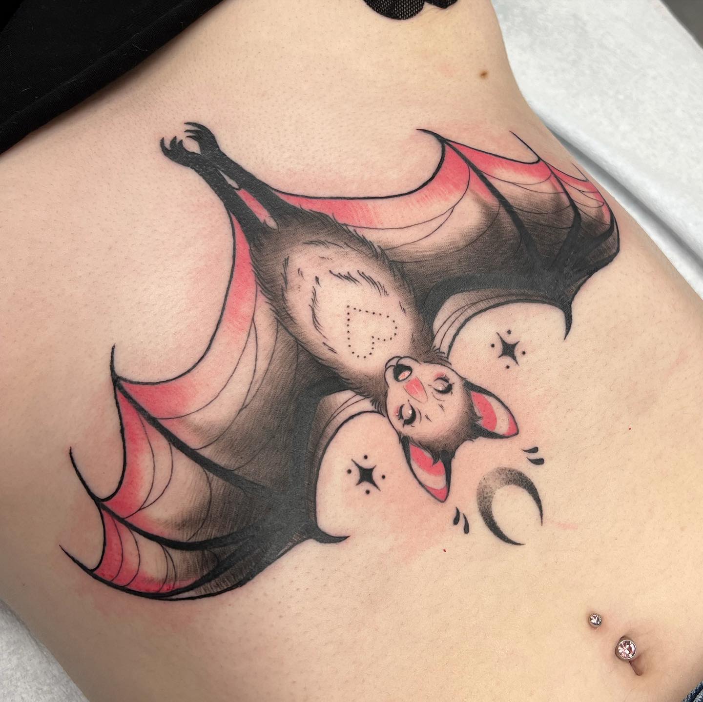 Süßes Fledermaus-Sternum-Tattoo