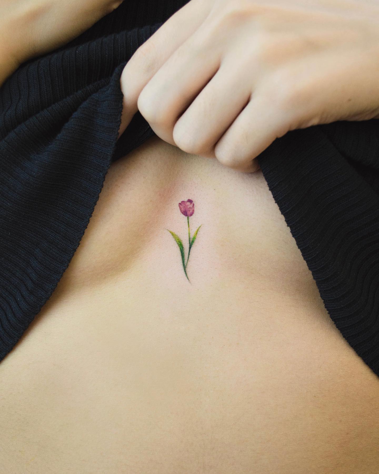 Tatuaż mostka z małym kwiatkiem