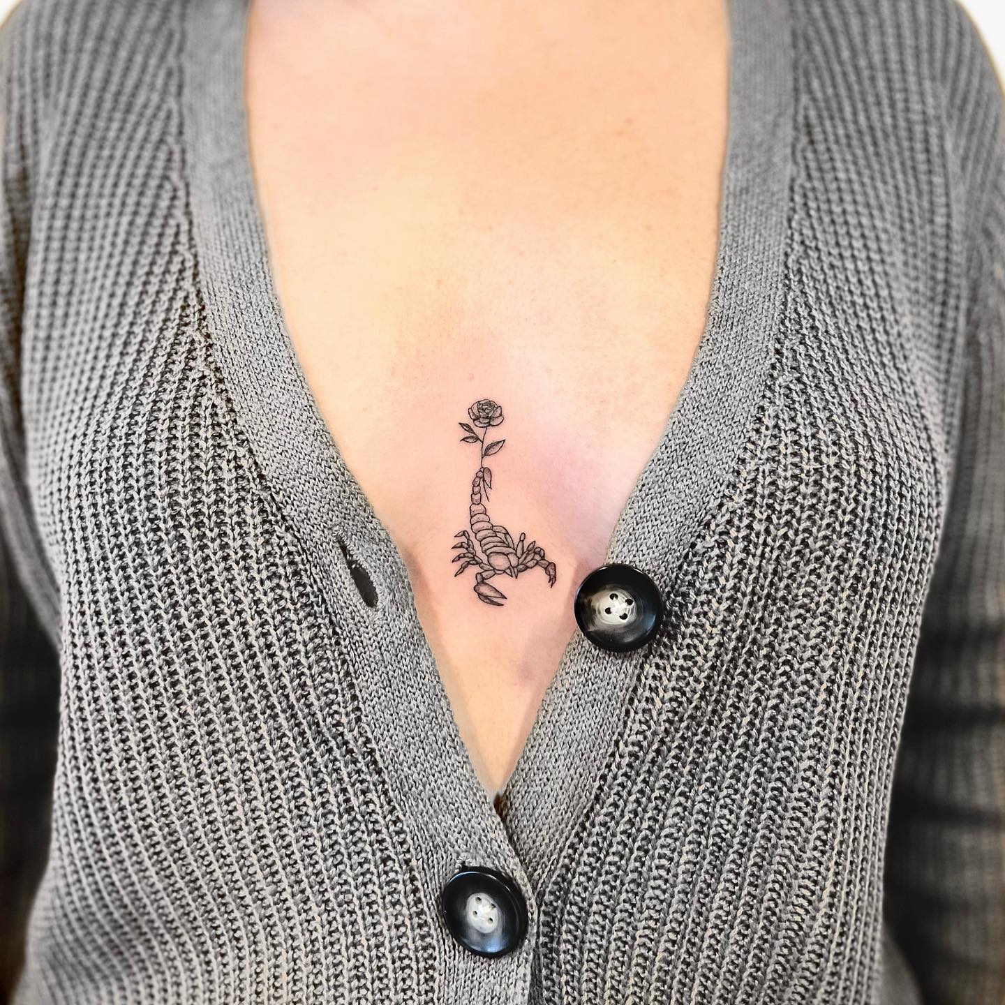 Kleines Skorpion-Tattoo auf dem Brustbein