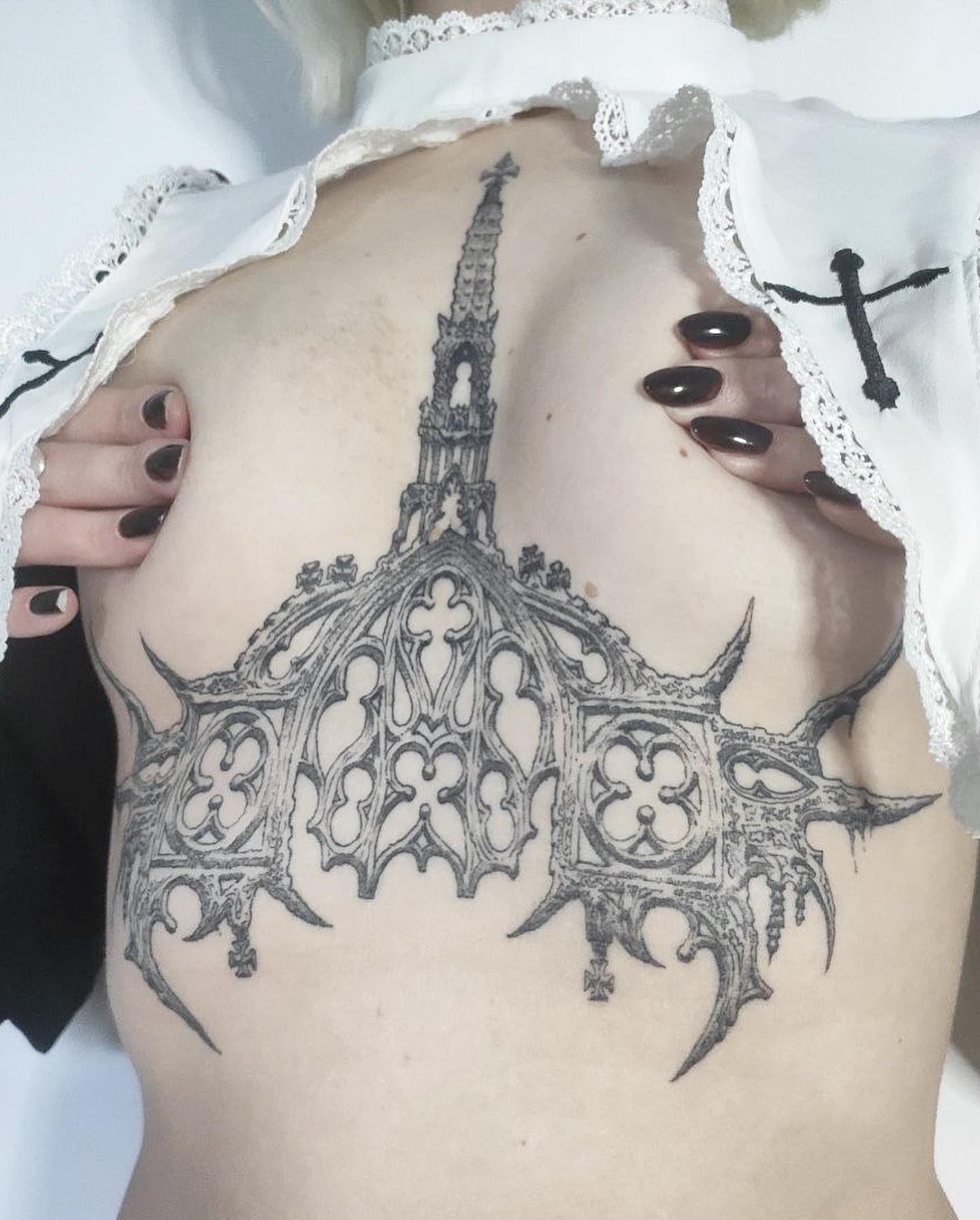 Sternum Gothic Tattoo mit grauer Tinte