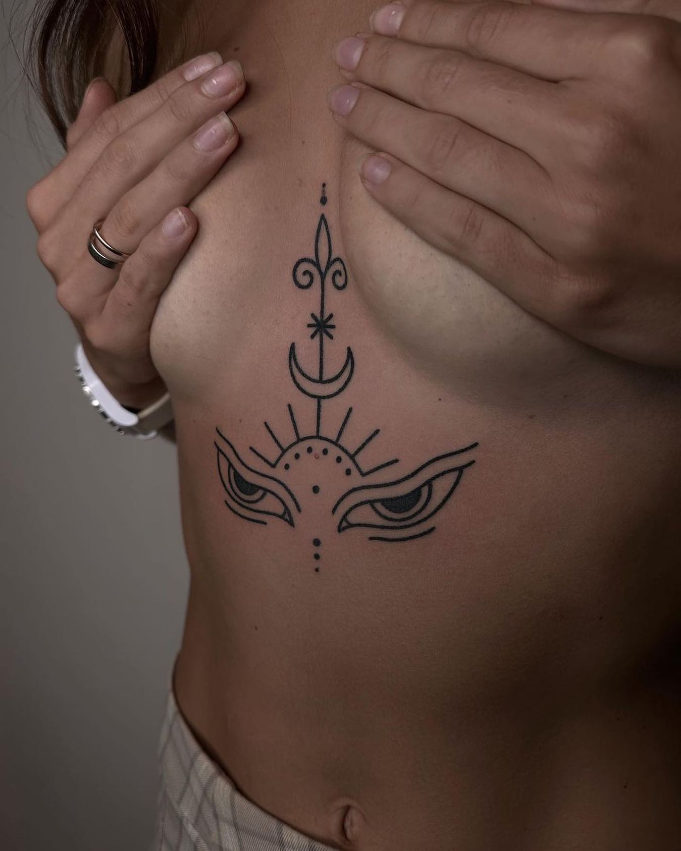 Feines Hexen-Tattoo auf dem Brustbein