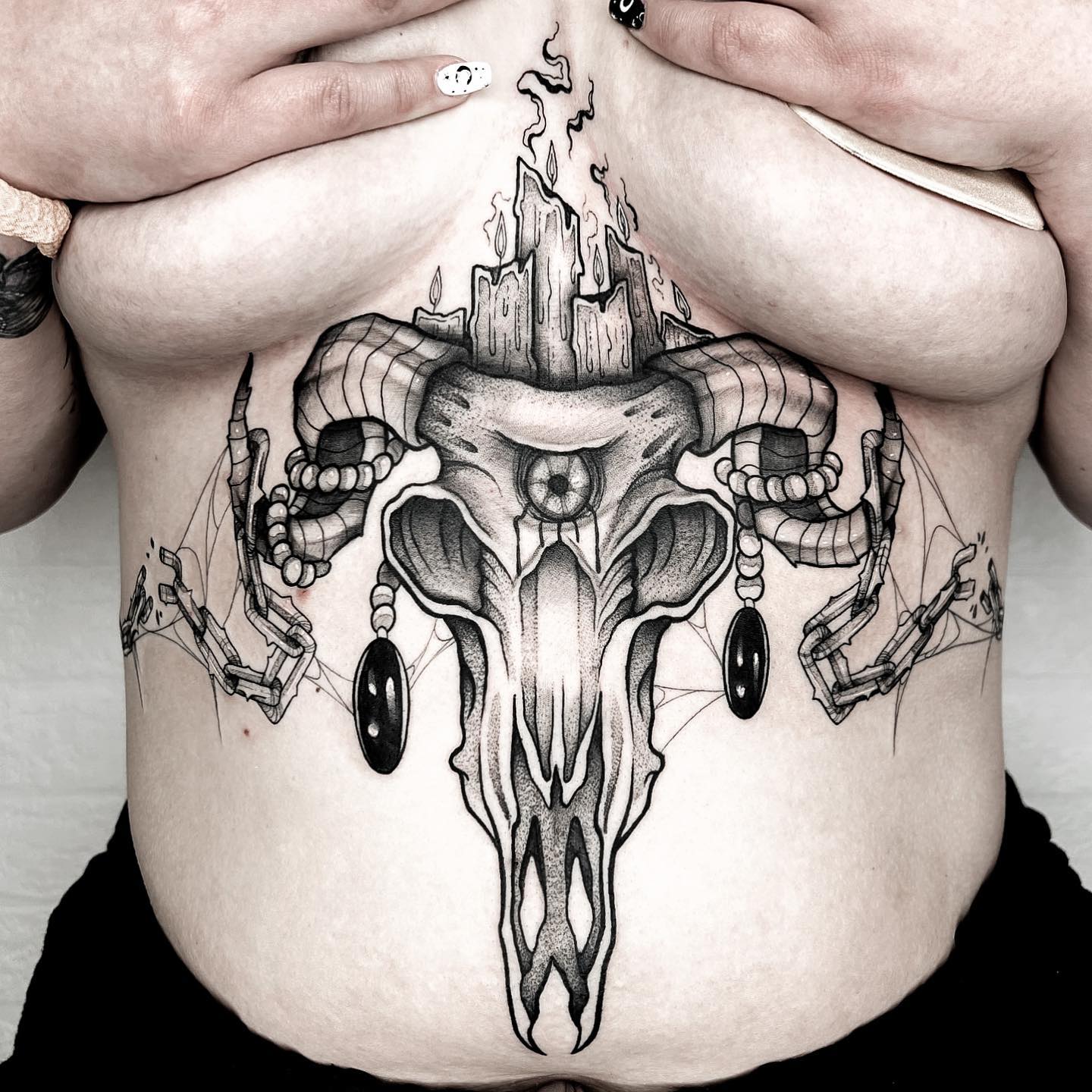 Gotisches Sternum-Schwarz-Tattoo