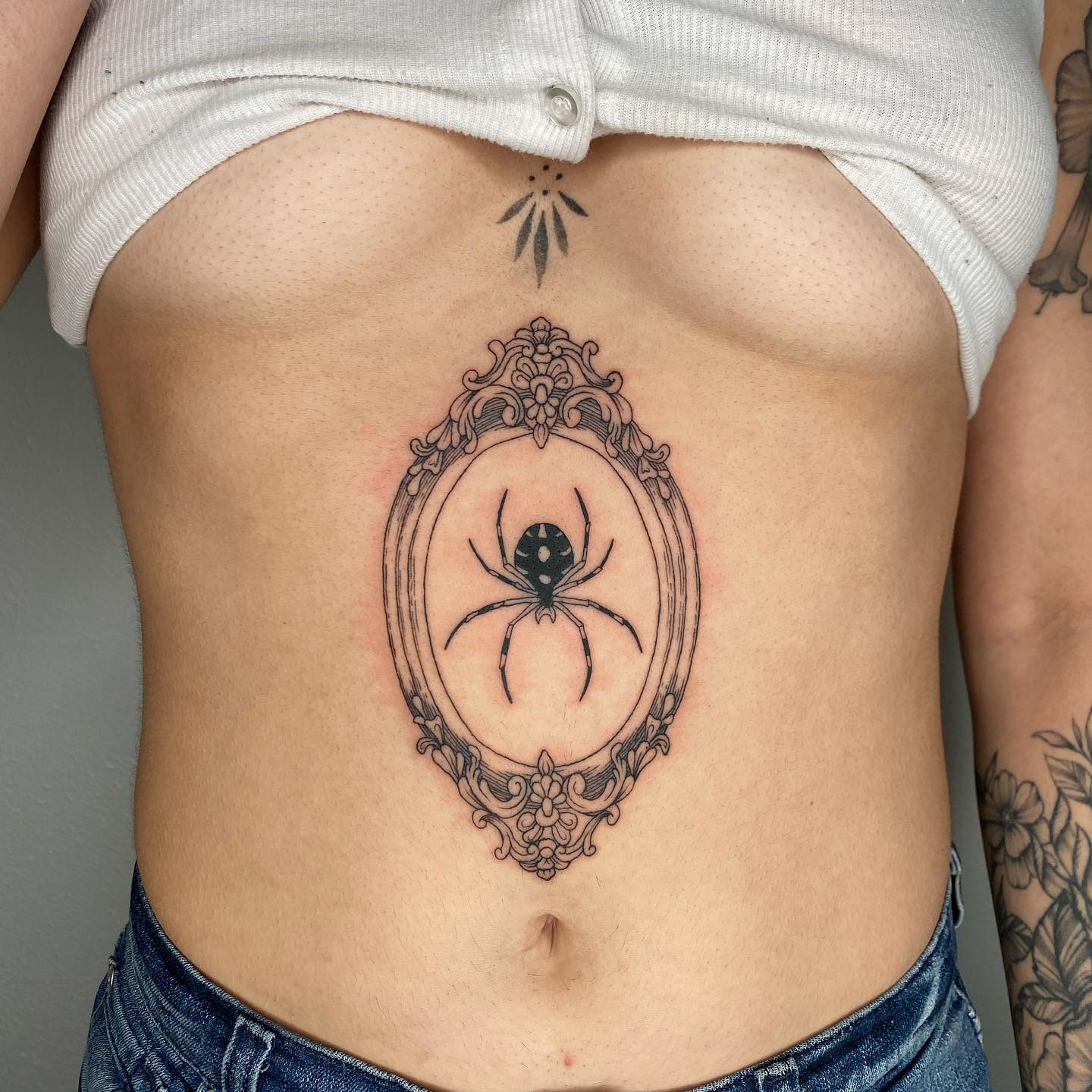 Tatuaż mostka Witchy Spider