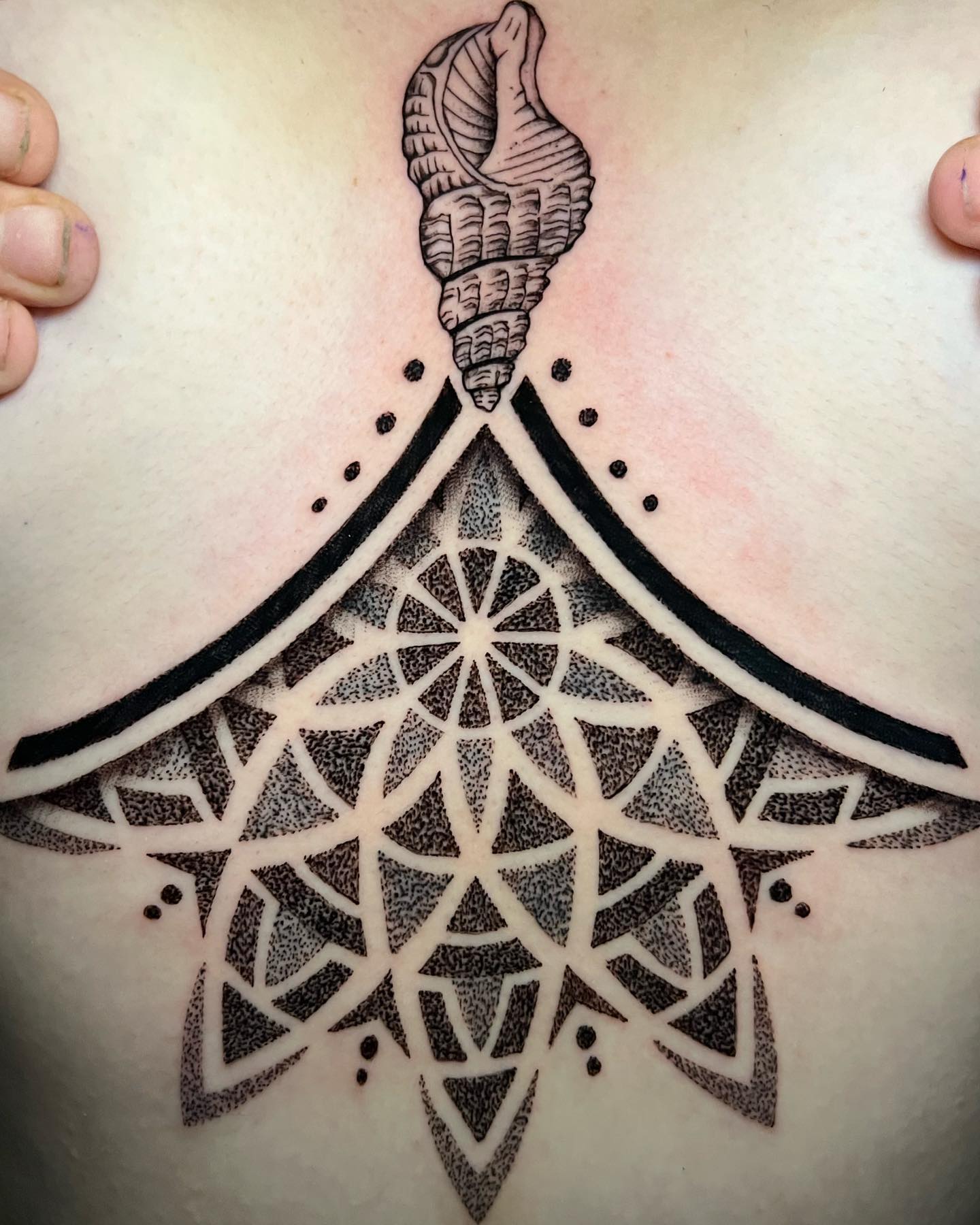 Sternum, Geometrisches Tattoo, Mit, Muschel, Und, Mandala