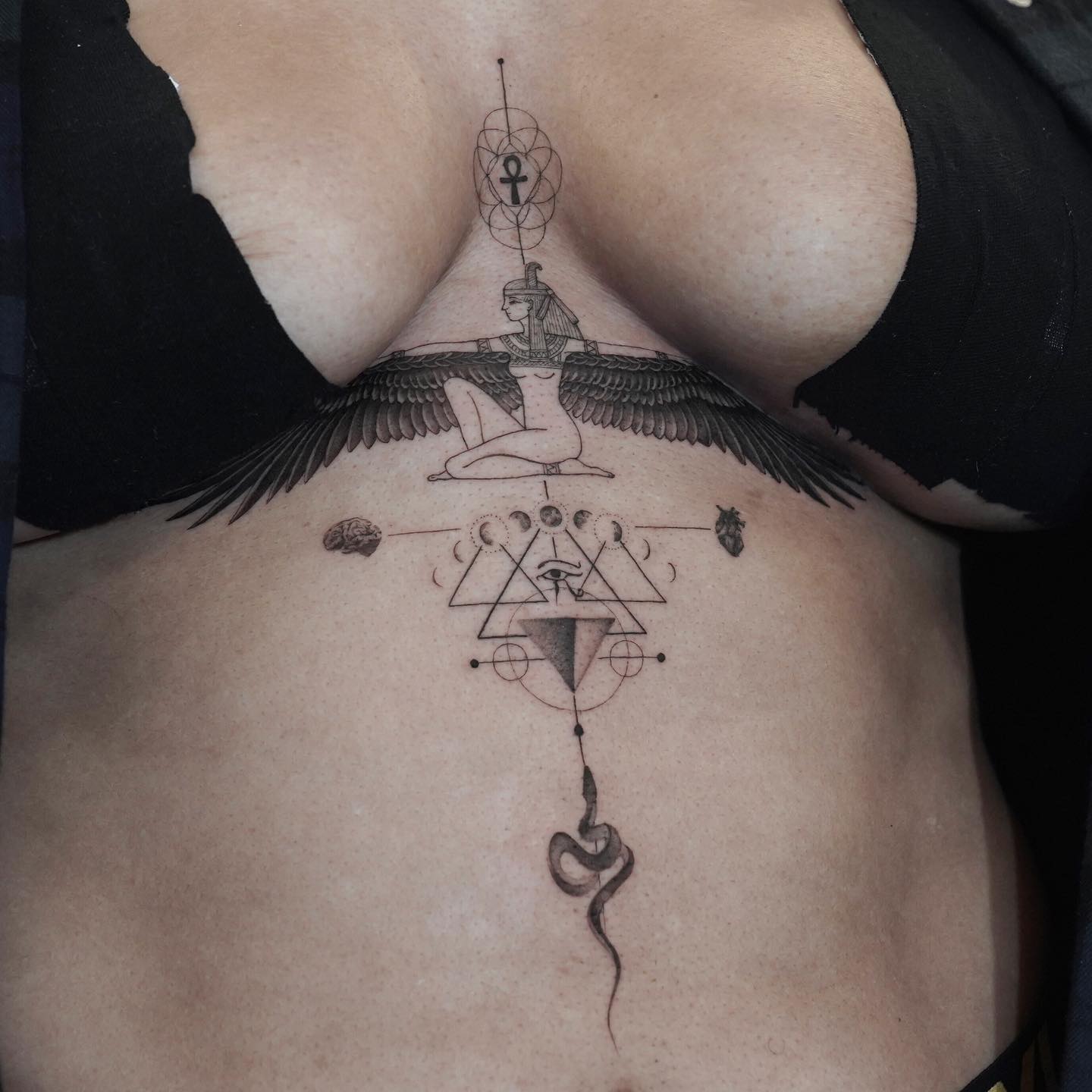 Geometryczny tatuaż bogini na mostku