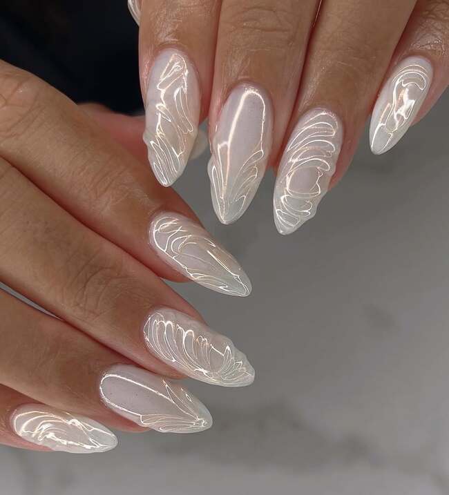 Biały 3D manicure z wypukłymi zawojami i błyszczącym wykończeniem