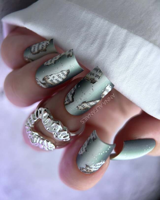 3D manicure z efektem gazety i matowym wykończeniem