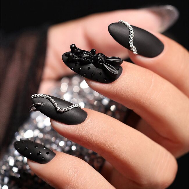 Czarny matowy 3D manicure z łańcuszkami i objętościowym dekorem