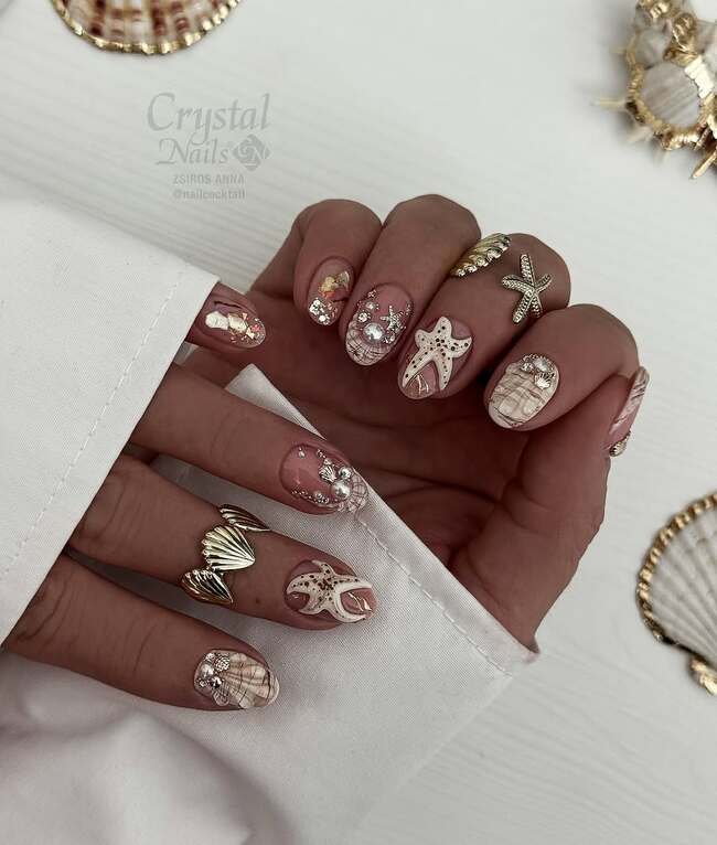 3D manicure w morskim stylu z muszlami, rozgwiazdami i kamieniami